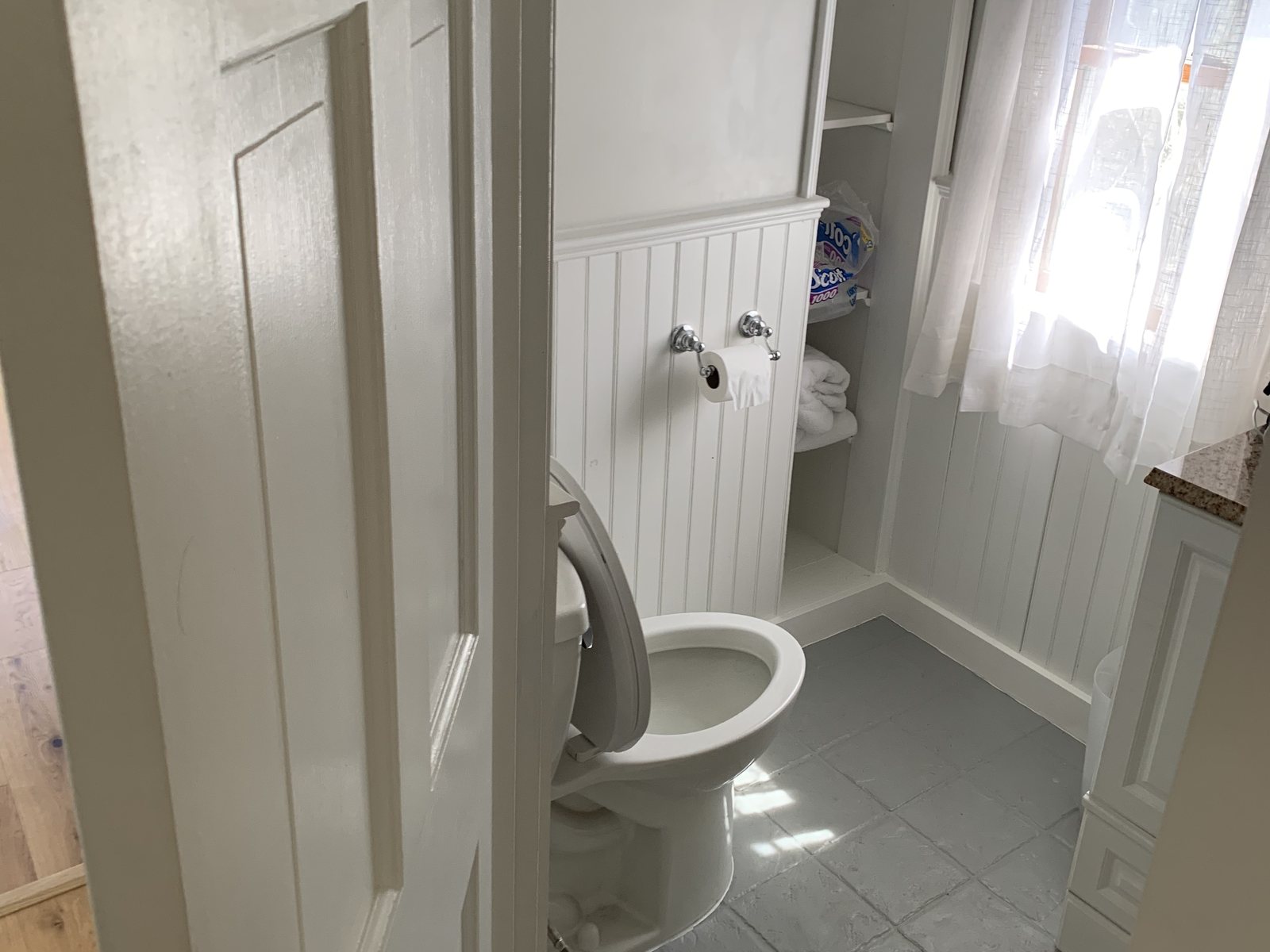 Finished bathroom overview of Ag na Farraige.